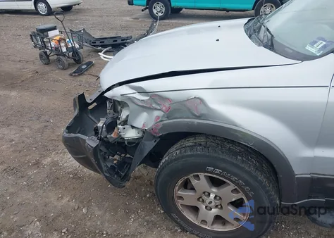 2004 Ford Escape Xlt from USA, damaged, VIN 1FMCU93154KB37497